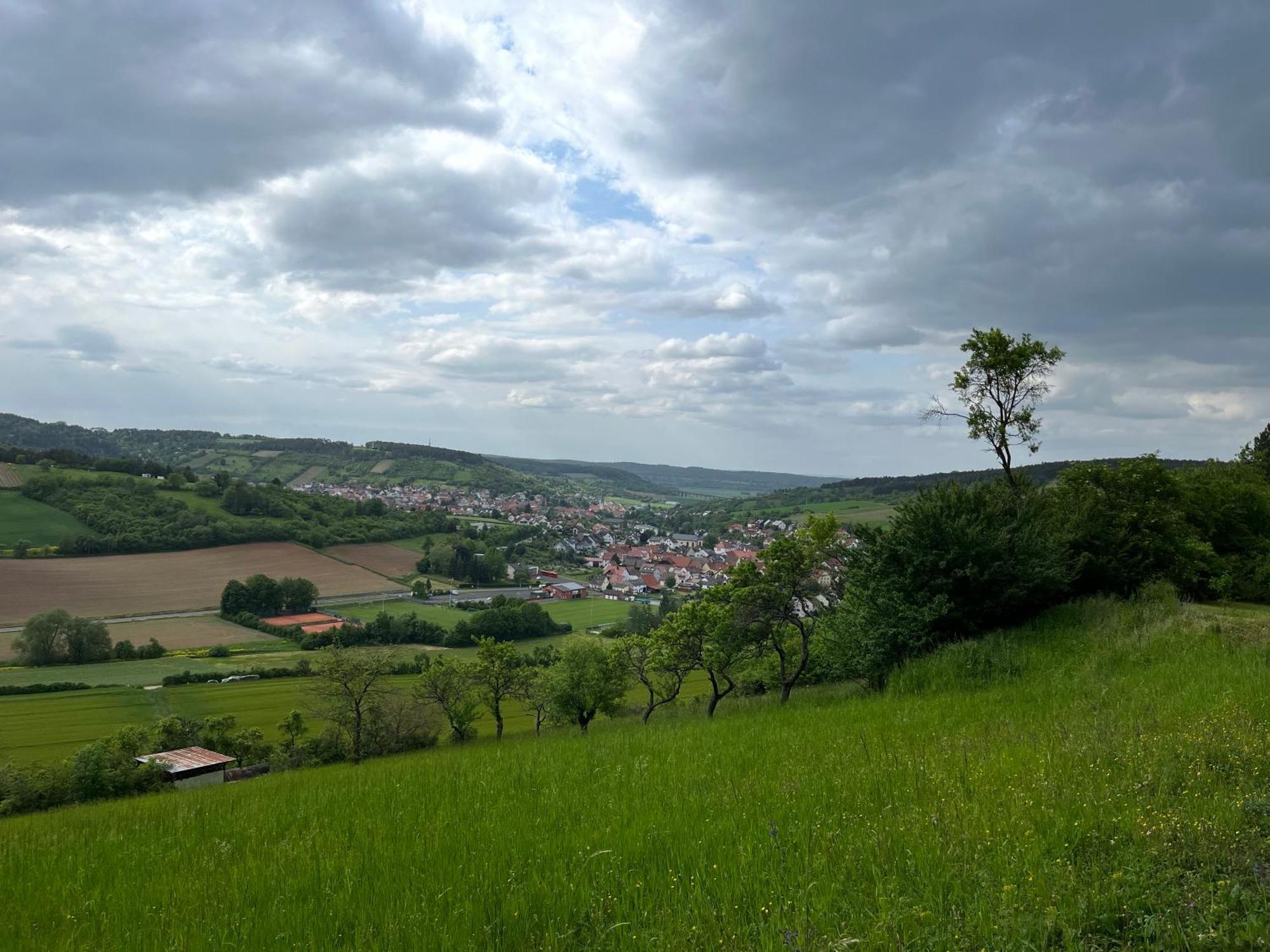 Ferienhaus Weinbergblick - Nahe Wuerzburg - 2 Schlafzimmer - Familienfreundlich - Terrasse Unterleinach Esterno foto